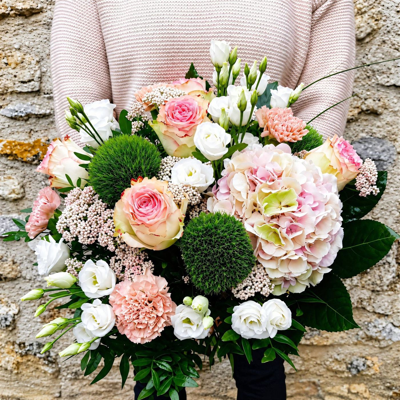Bouquet tons blancs et roses pâles, roses, hortensia, œillets et gypsophile