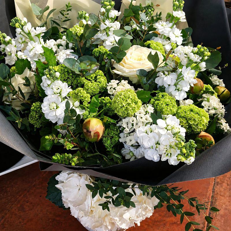 Bouquet tons blancs et verts, roses crème, viburnum et eucalyptus