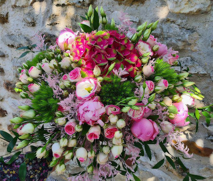 Bouquet cascade, pivoines pastel et hortensia fuchsia
