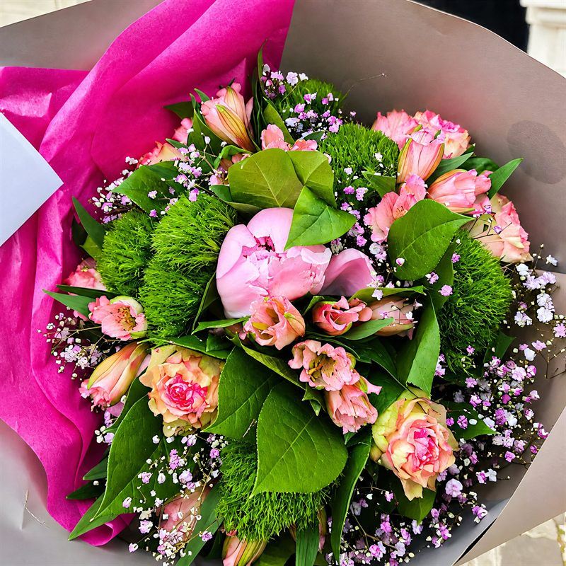 Bouquet tons roses, œillets verts, gypsophile, emballage kraft et fuchsia