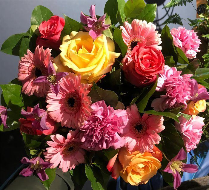 Bouquet coloré, gerberas roses, roses jaunes et clématis violettes