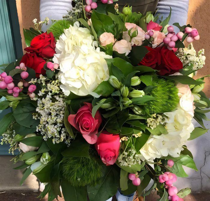 Bouquet, hortensia blanc, roses rouges et roses roses