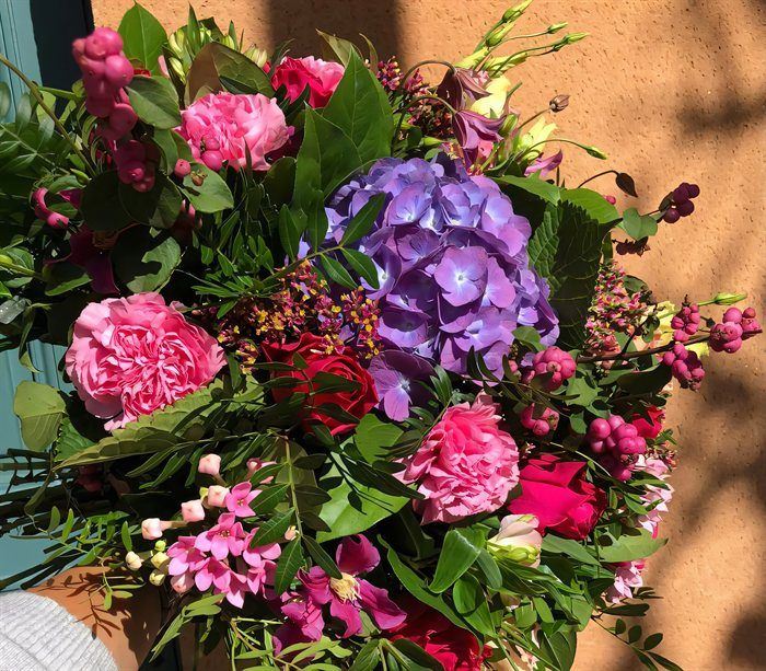 Bouquet, hortensia violet, roses fuchsia et baies rouges