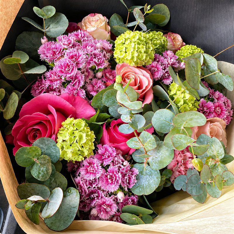 Bouquet, grande rose fuchsia, hortensia vert et eucalyptus argenté
