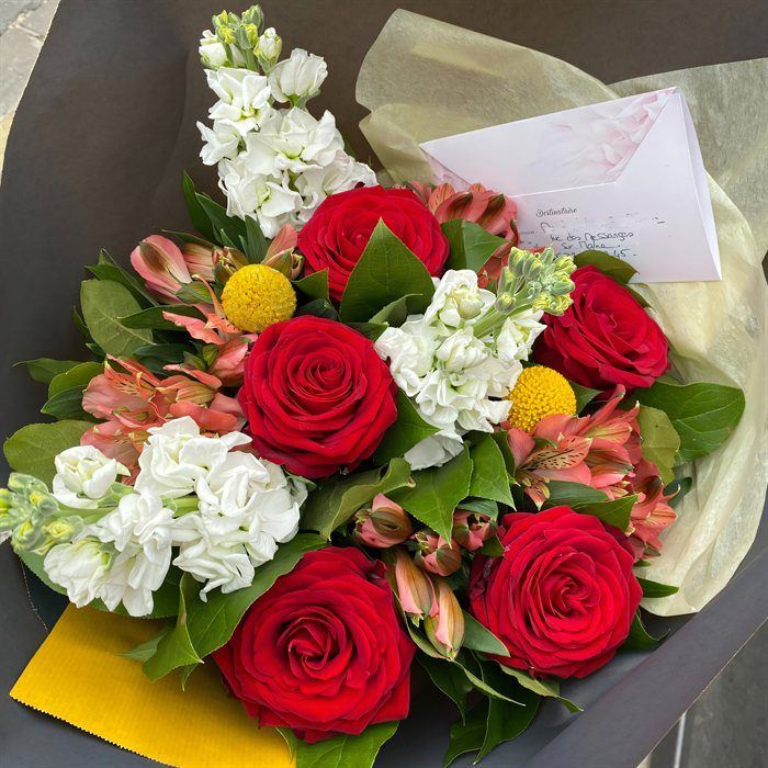 Bouquet de roses rouges, matthiola blancs et alstroemères corail