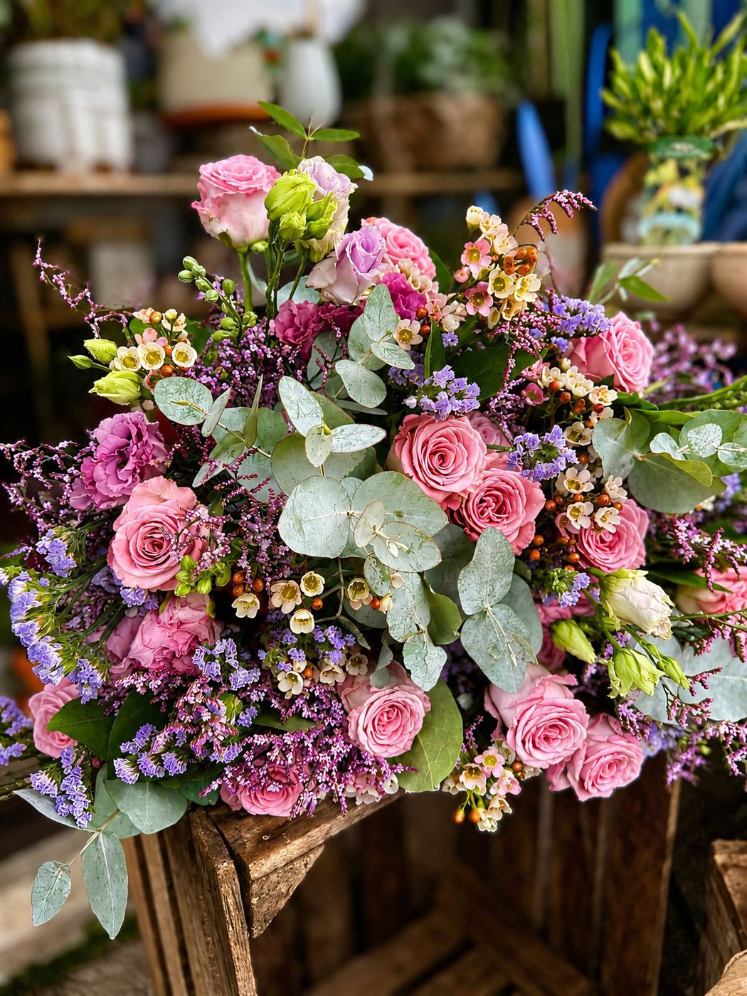 Grand bouquet romantique, roses roses, hortensias violets, lisianthus et eucalyptus
