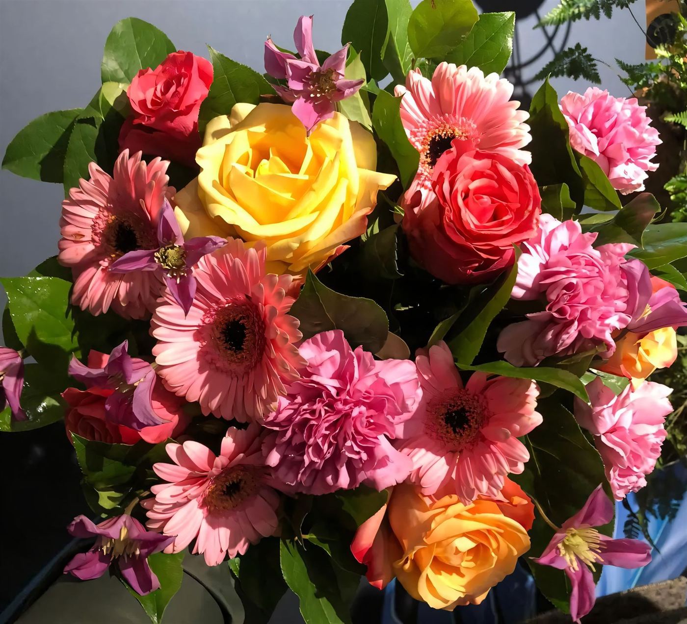 Bouquet coloré, gerberas roses, roses jaunes et œillets pastel