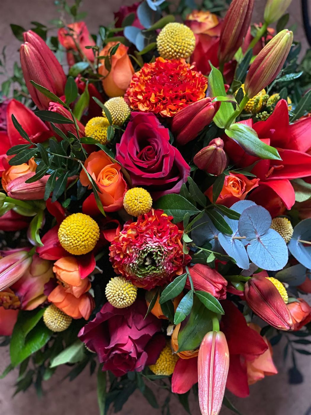 Grand bouquet vivant, lys rouges, roses oranges, craspedia et hortensia bleu