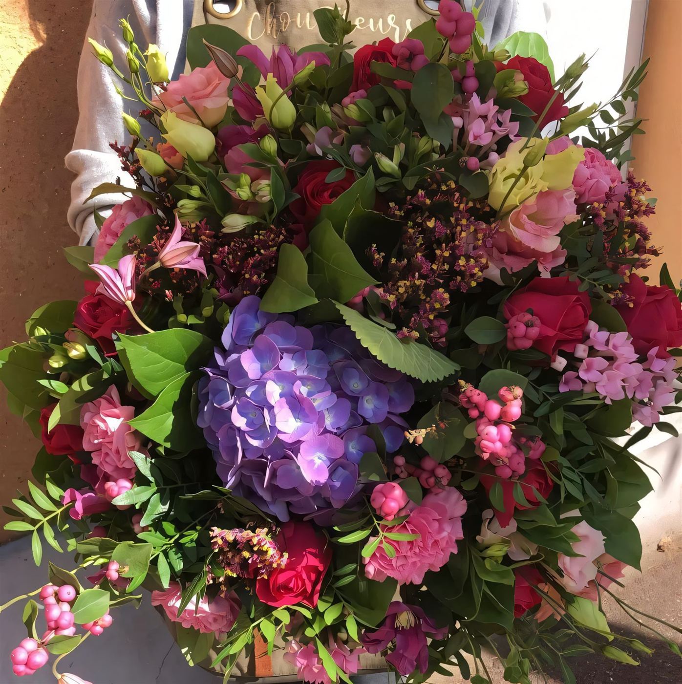 Bouquet rond fuchsia, hortensia violet, roses David Austin et lisianthus