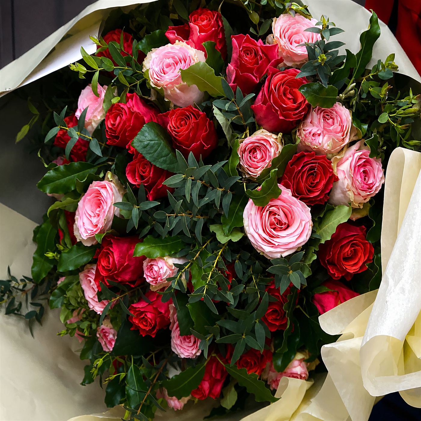 Bouquet cascade, roses rouges, roses roses David Austin et lierre