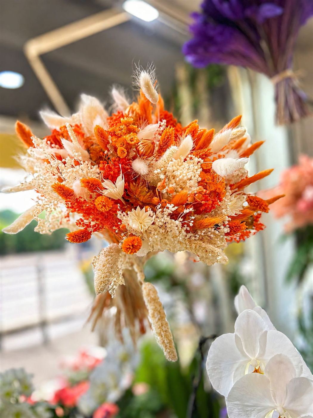 Bouquet de fleurs séchées, orange, pampas et lagurus, ambiance automne