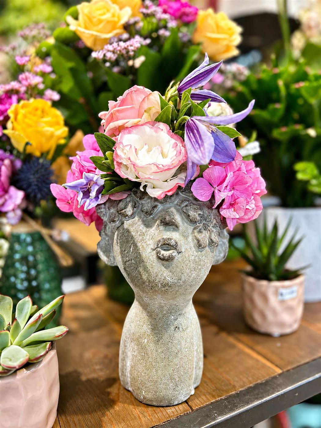 Composition vase visage, roses roses pastel, clématis violettes et hortensia