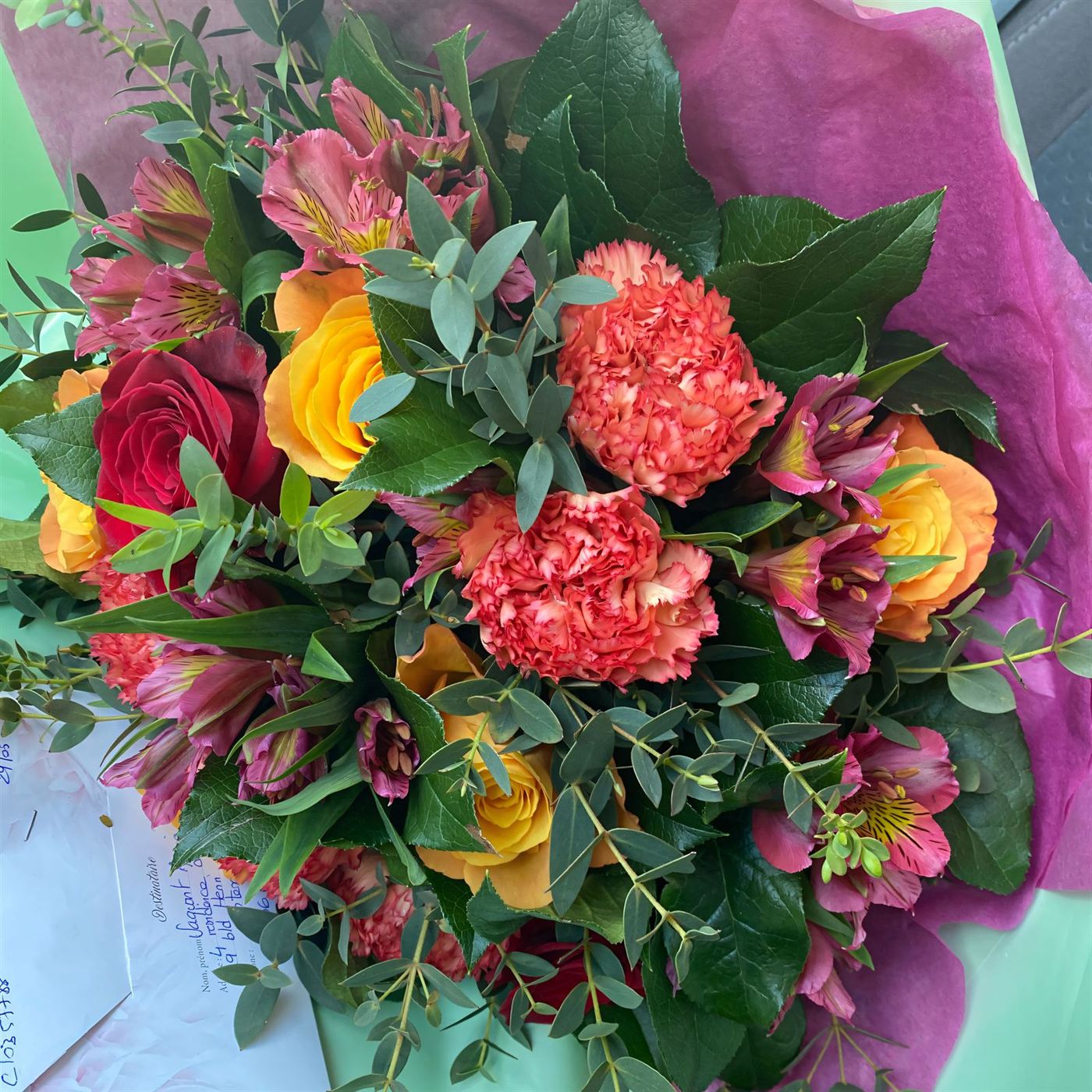 Bouquet chaleureux, alstroemères oranges, roses jaunes et œillets corail