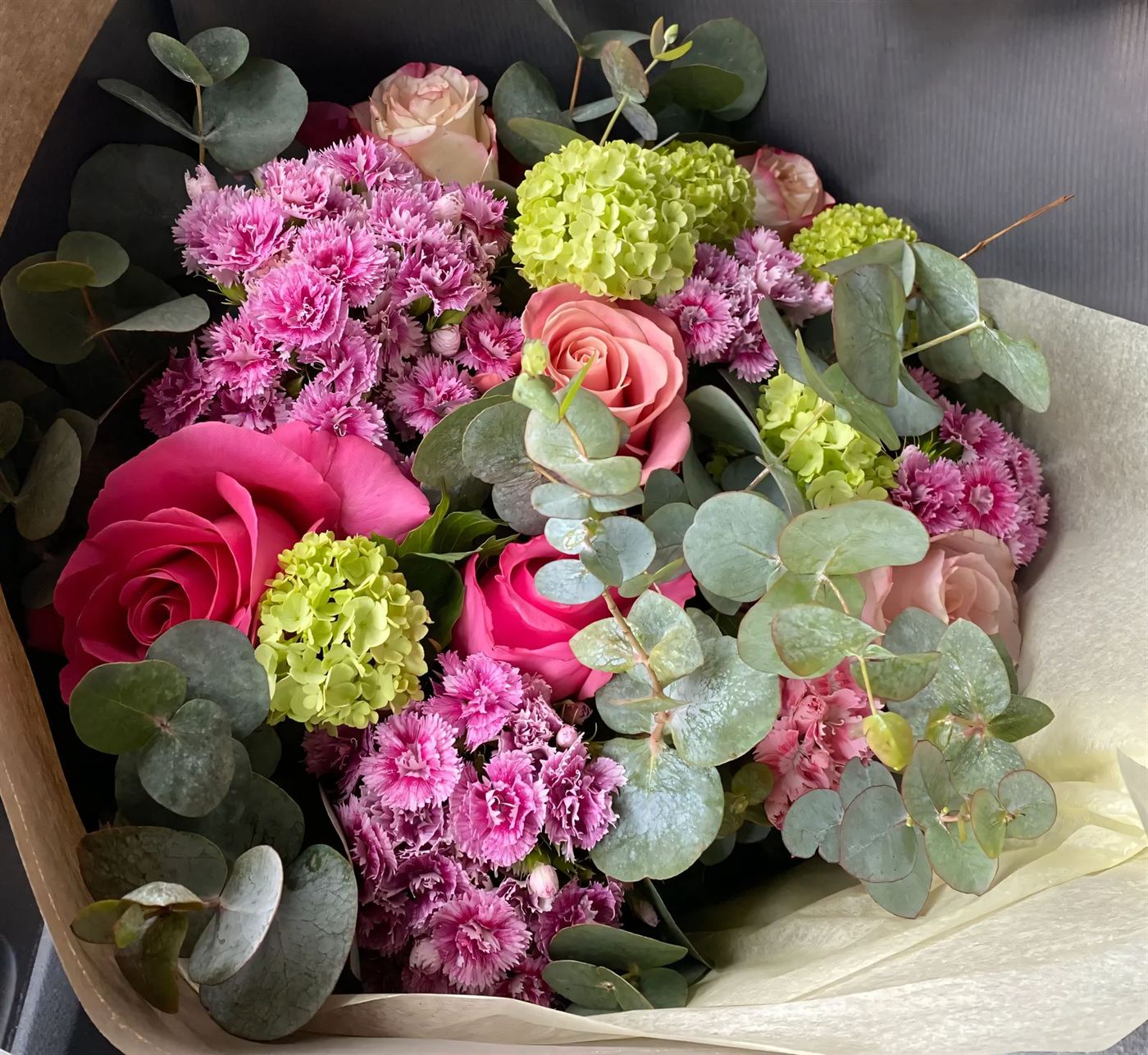 Bouquet frais, hortensia vert, roses fuchsia, œillets roses et eucalyptus