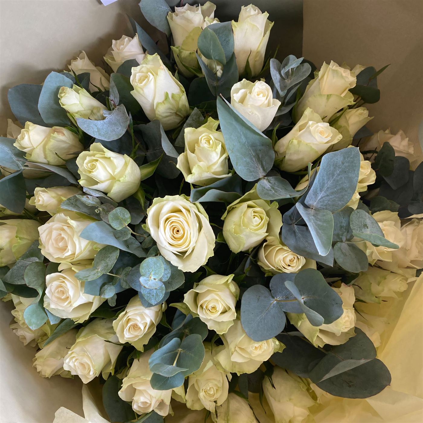 Grand bouquet de roses crème, feuillage eucalyptus argenté