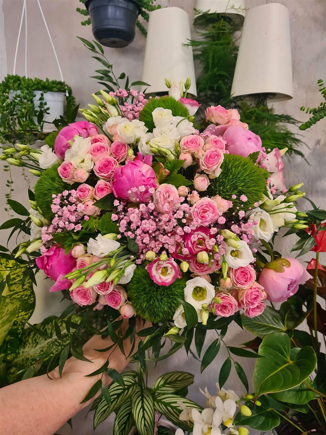 Grand bouquet romantique, pivoines roses, roses David Austin et gypsophile