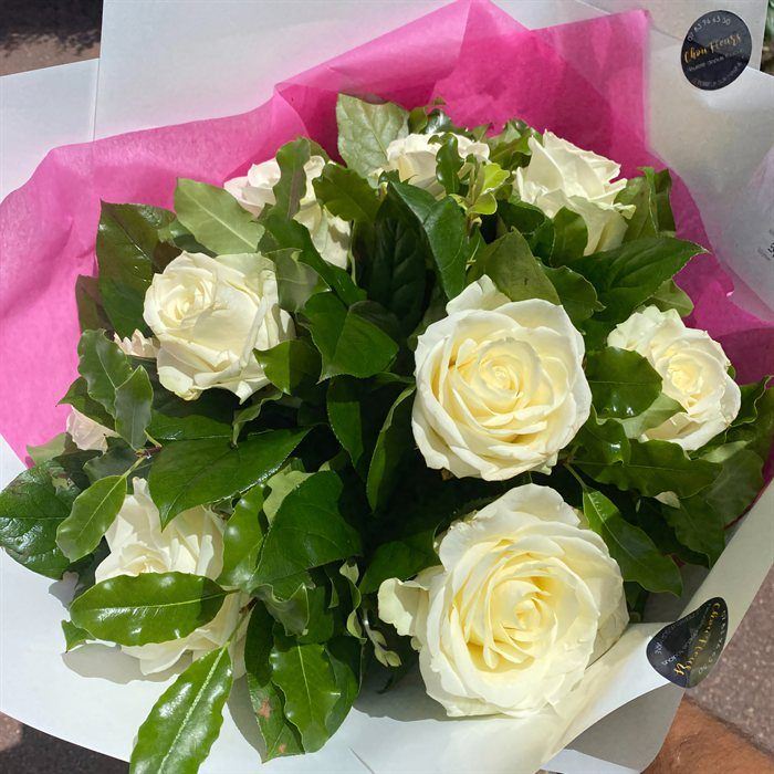 Bouquet de roses ivoire, emballage kraft et papier fuchsia