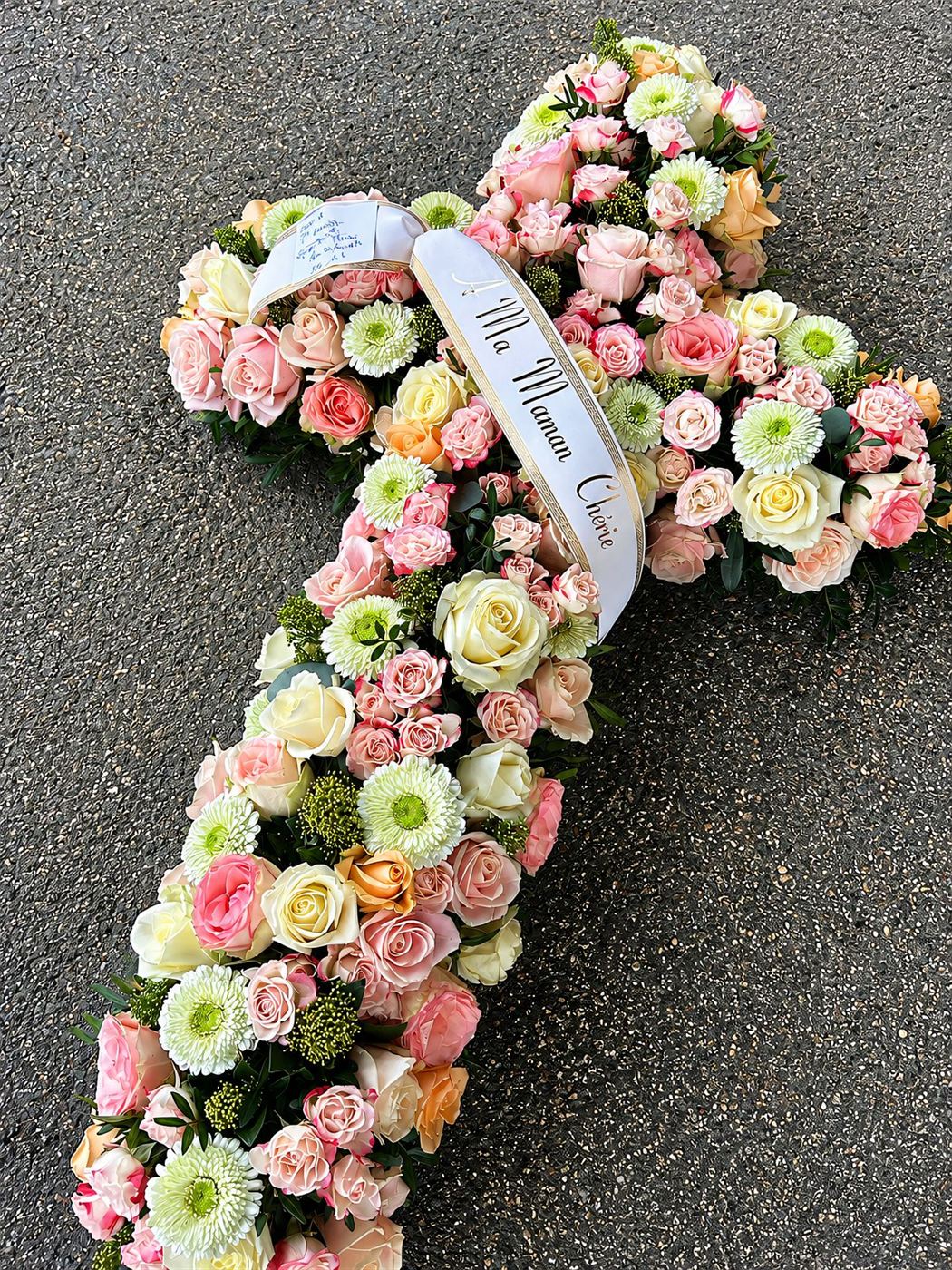 Composition florale sur-mesure, cœur, croix ou dédicace personnalisée