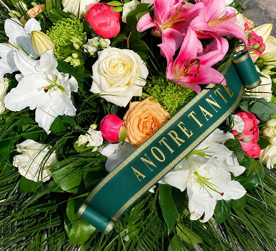 Coussin funéraire fleurs, forme cœur ou rectangulaire près du cercueil