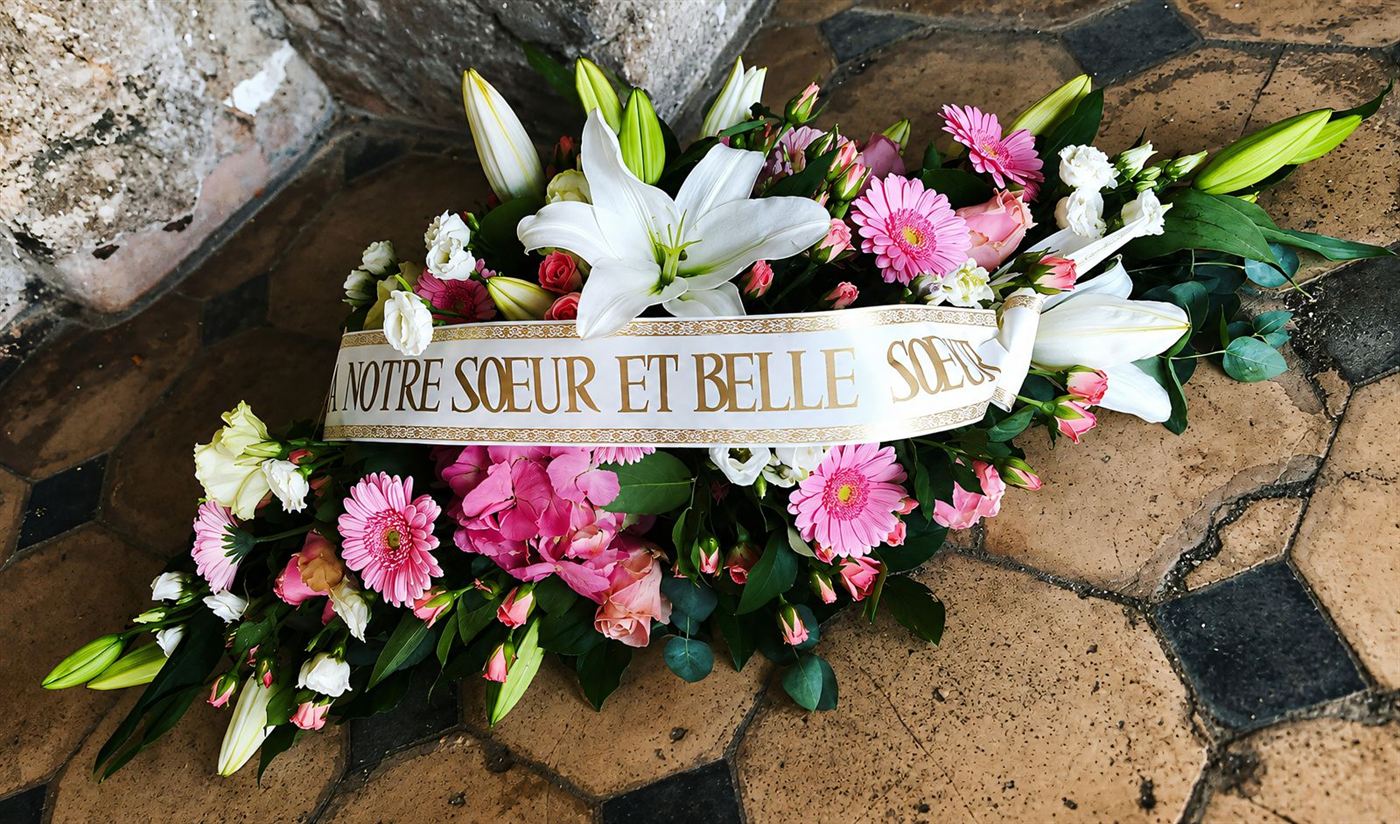 Gerbe de fleurs deuil, bouquet long à plat pour cercueil ou tombe