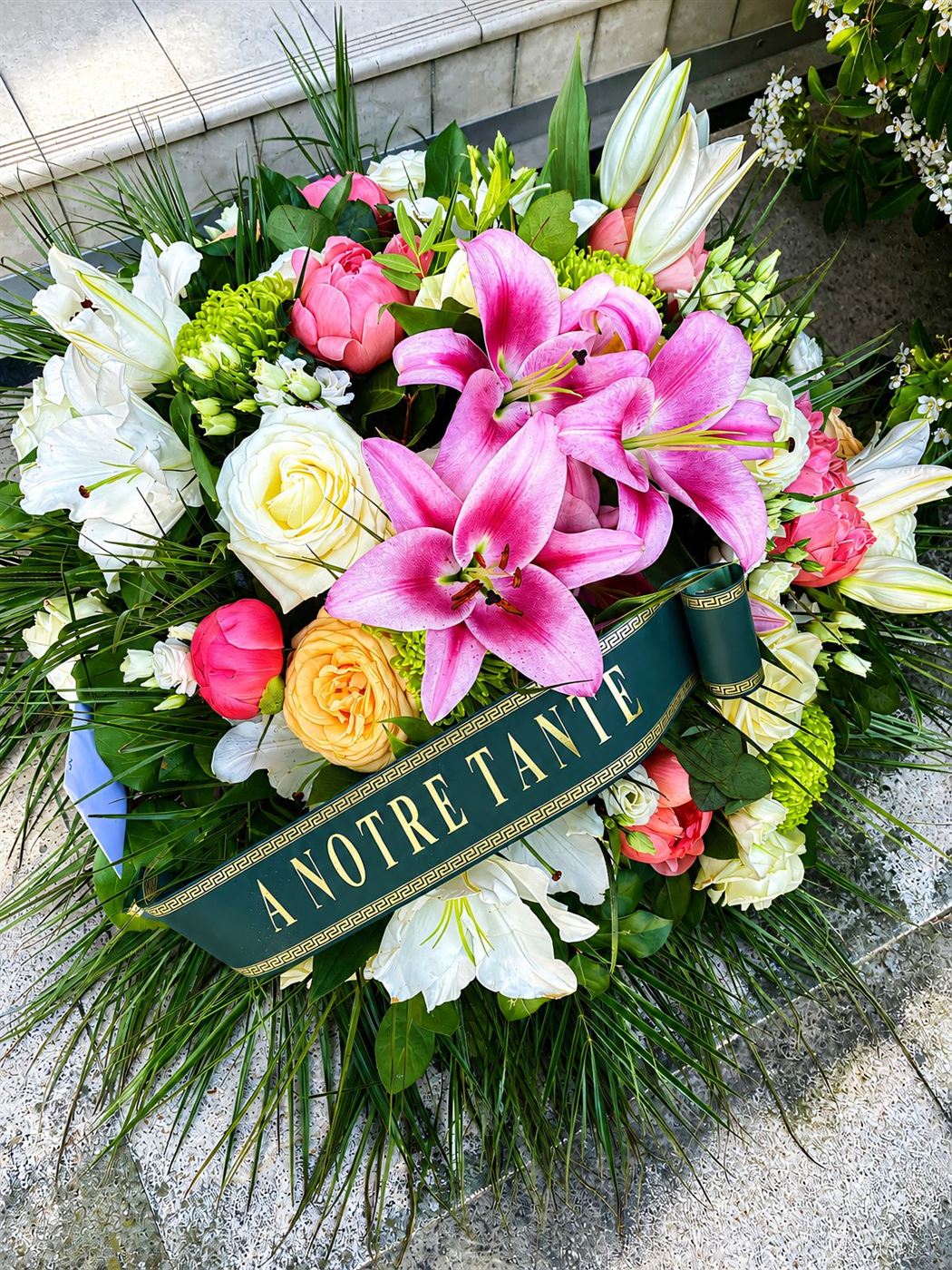 Couronne à plat avec ruban personnalisé, lys roses, roses jaunes et œillets