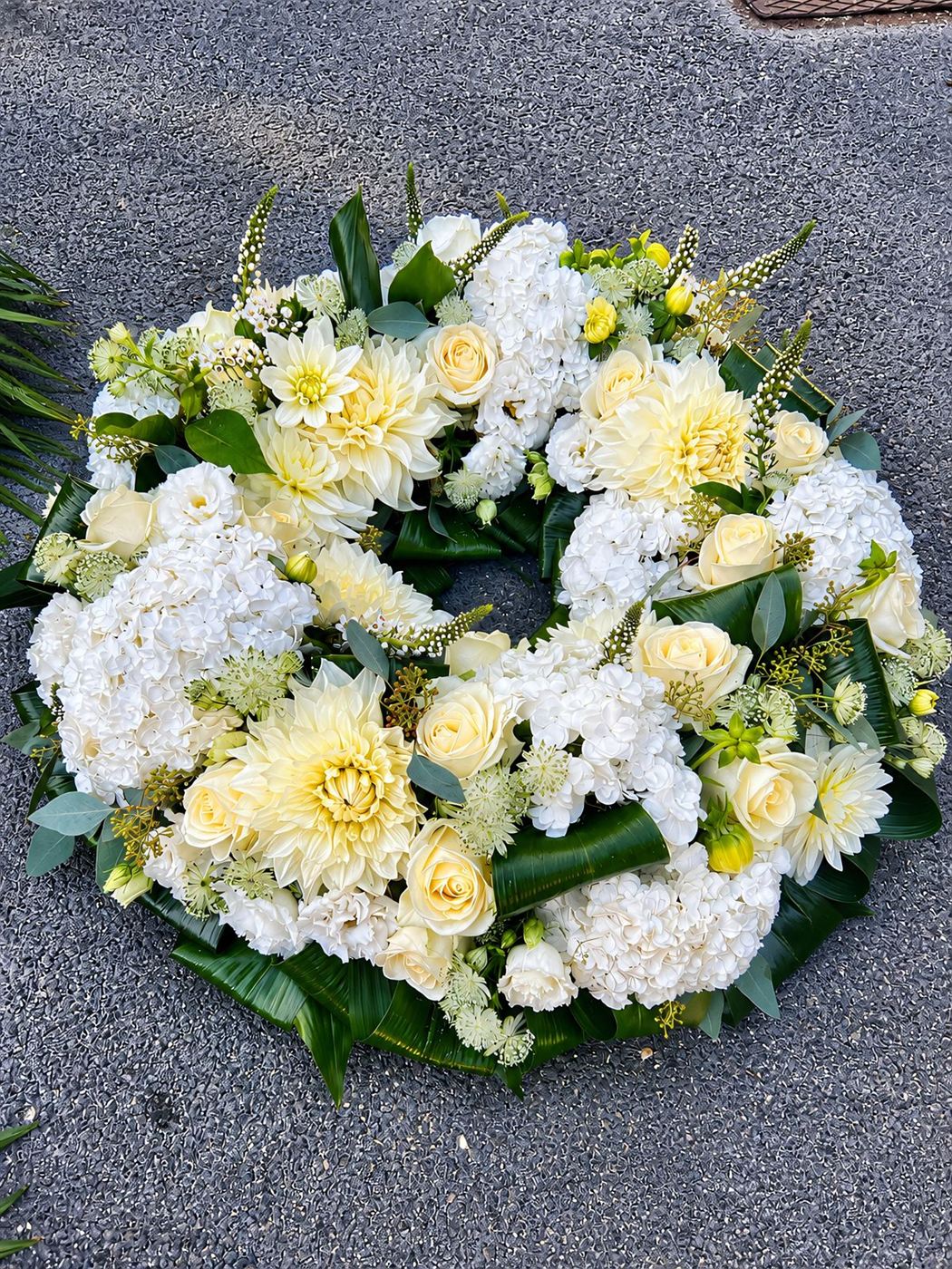 Couronne ronde blanche, dahlias, roses crème et hortensia blanc