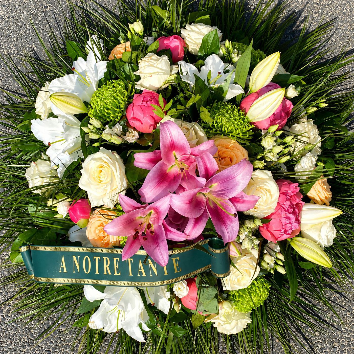 Composition à plat avec ruban personnalisé, lys roses et roses pâles