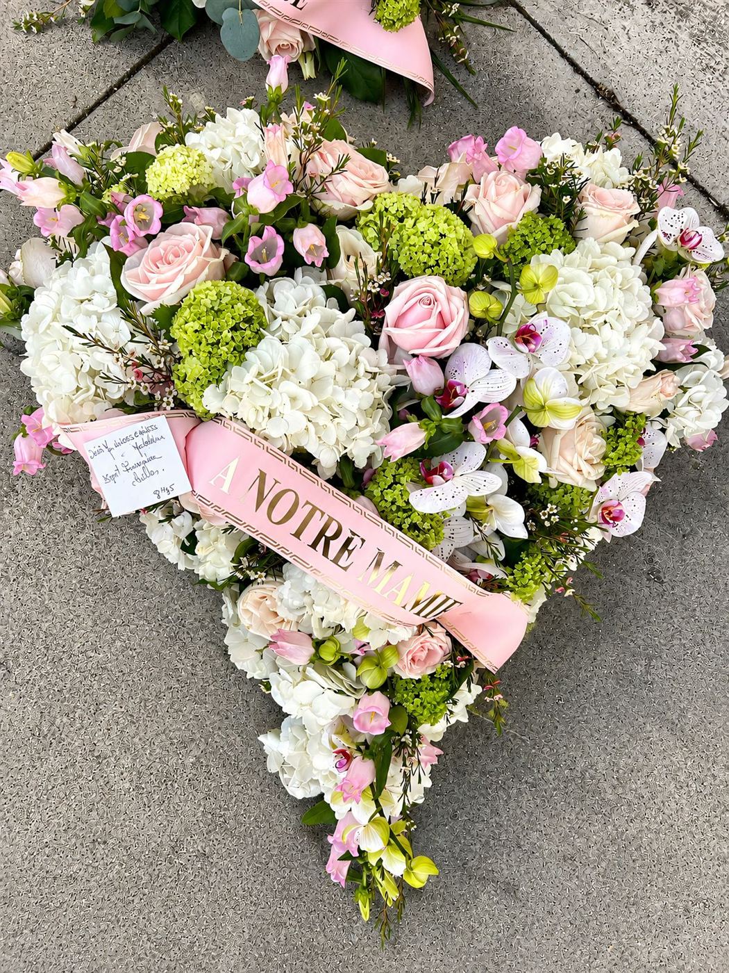 Coussin en cœur pastel, roses roses, hortensia et ruban personnalisé mère