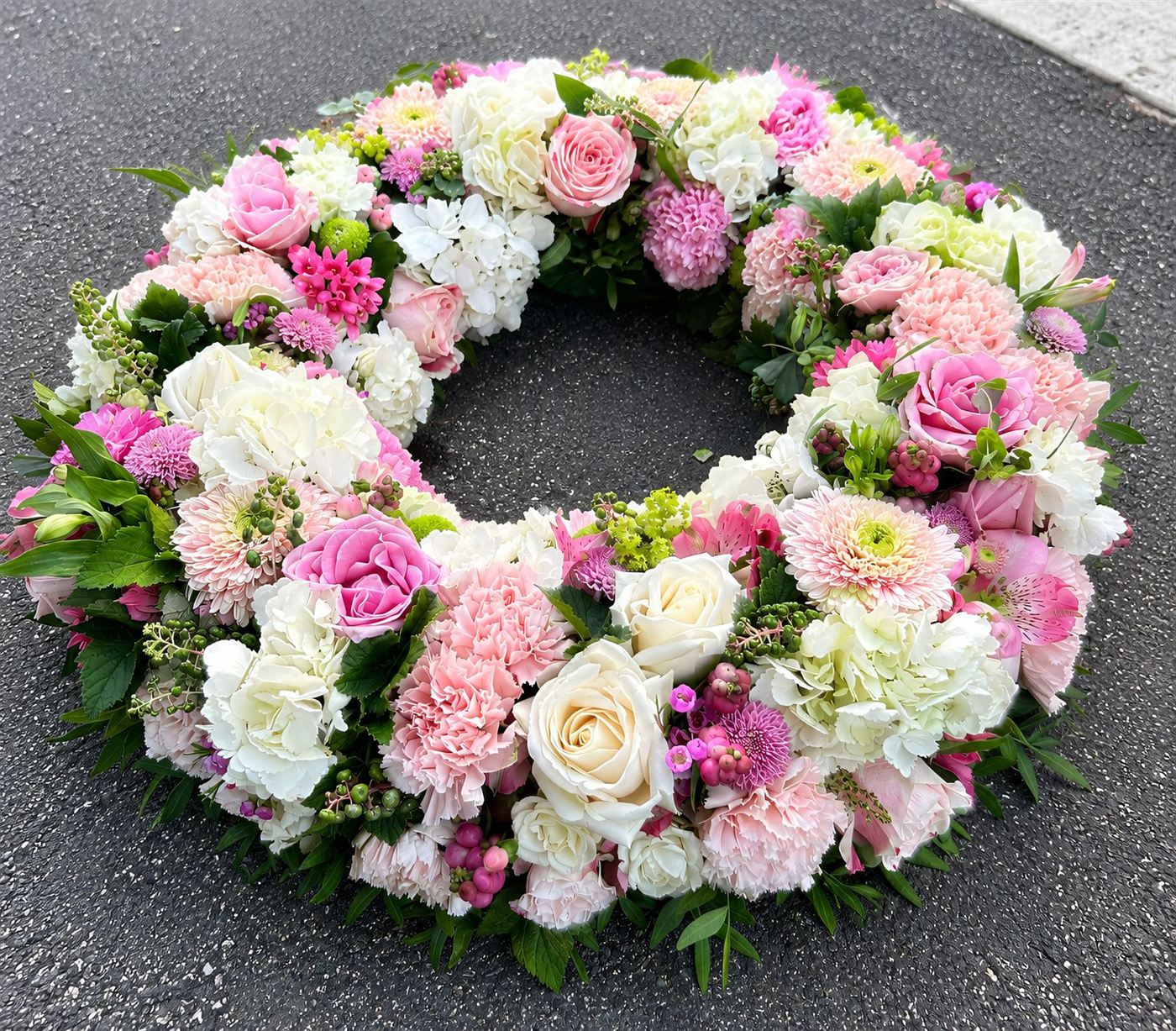 Couronne pastel ronde, roses, œillets pêche et hortensia rose