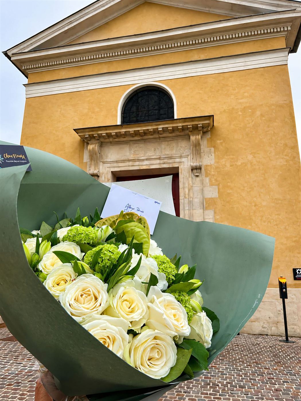 Grand bouquet emballé blanc, roses blanches et hortensia vert, livraison église