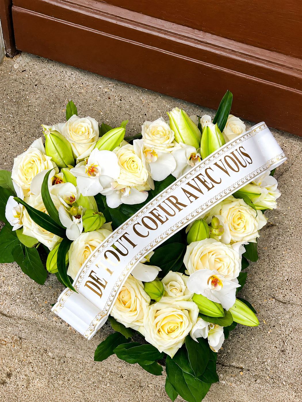 Coussin en cœur blanc, roses, lys, orchidées et ruban personnalisé