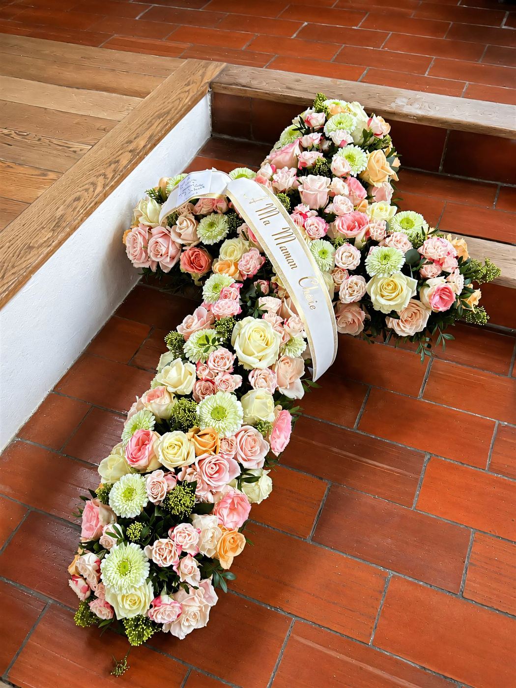Croix florale sur escalier, roses pastel et ruban Ma Maman Chérie