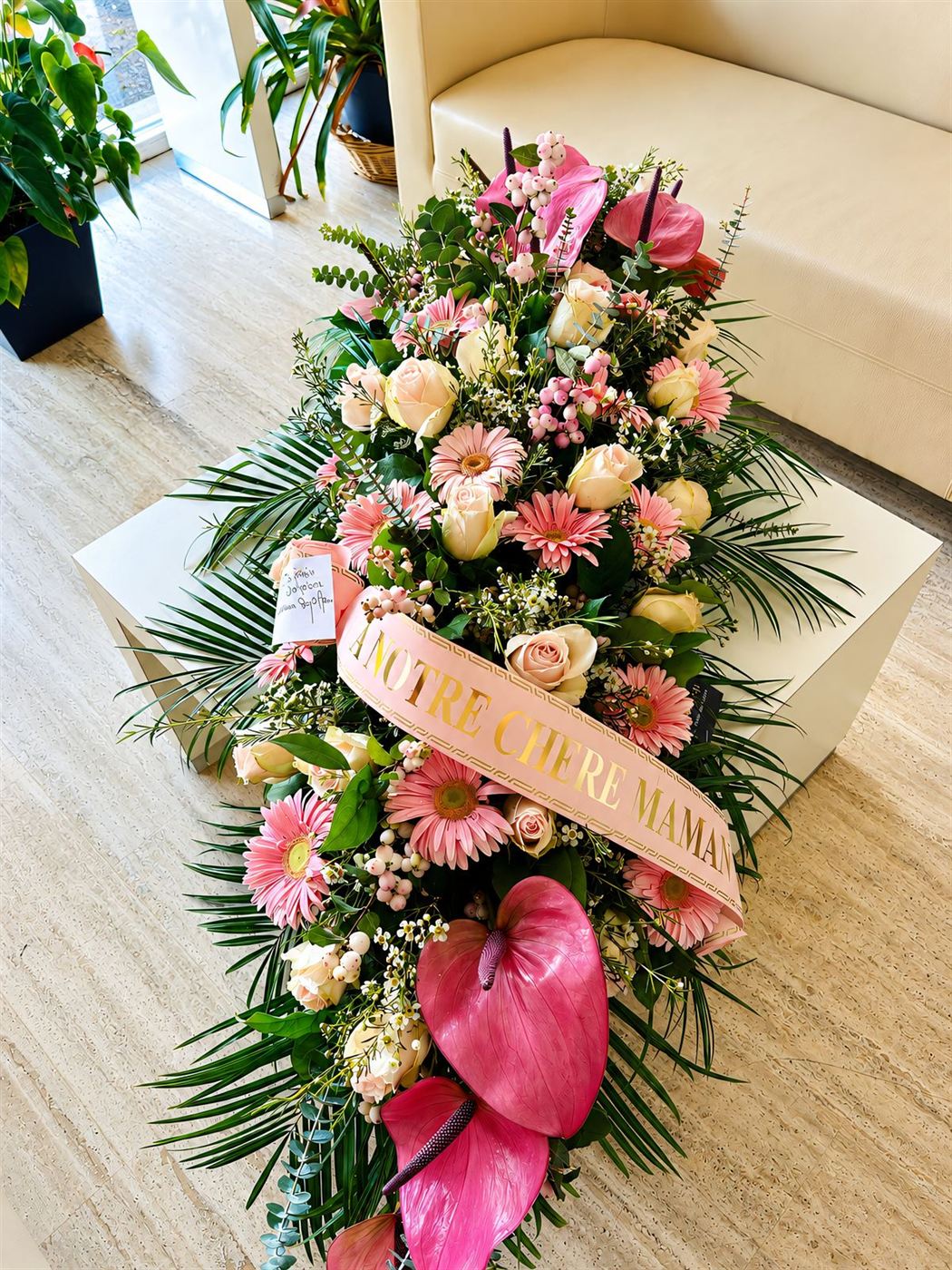 Gerbe haute rose, gerberas, roses pastel et anthurium violet, ruban personnalisé