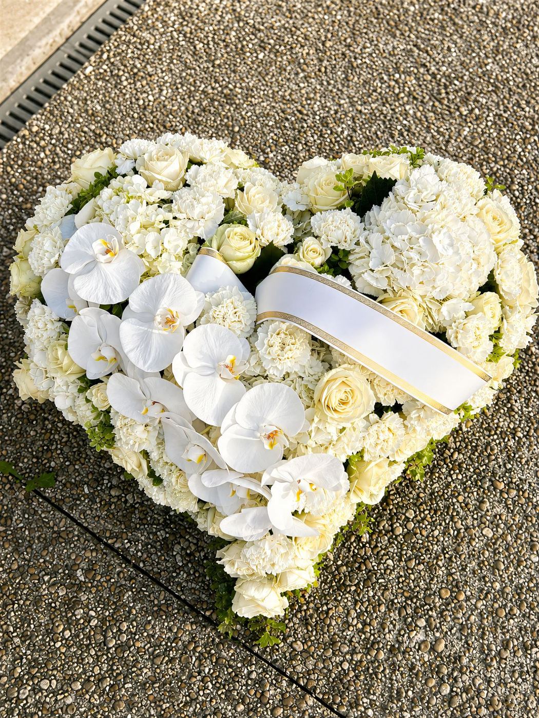 Coussin en cœur blanc élégant, orchidées phalaenopsis et chrysanthèmes