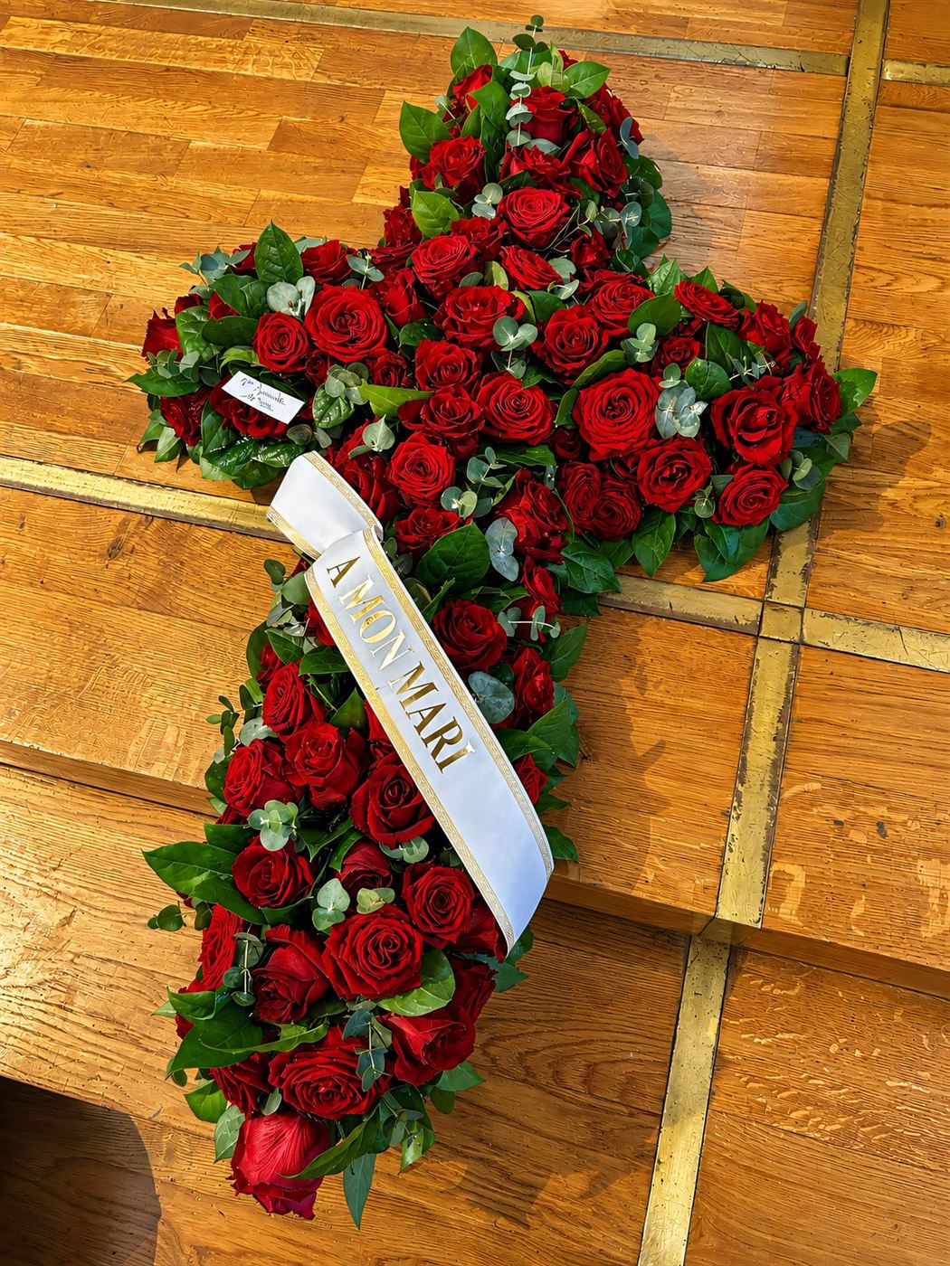 Croix de roses rouges, roses et lierre avec ruban personnalisé