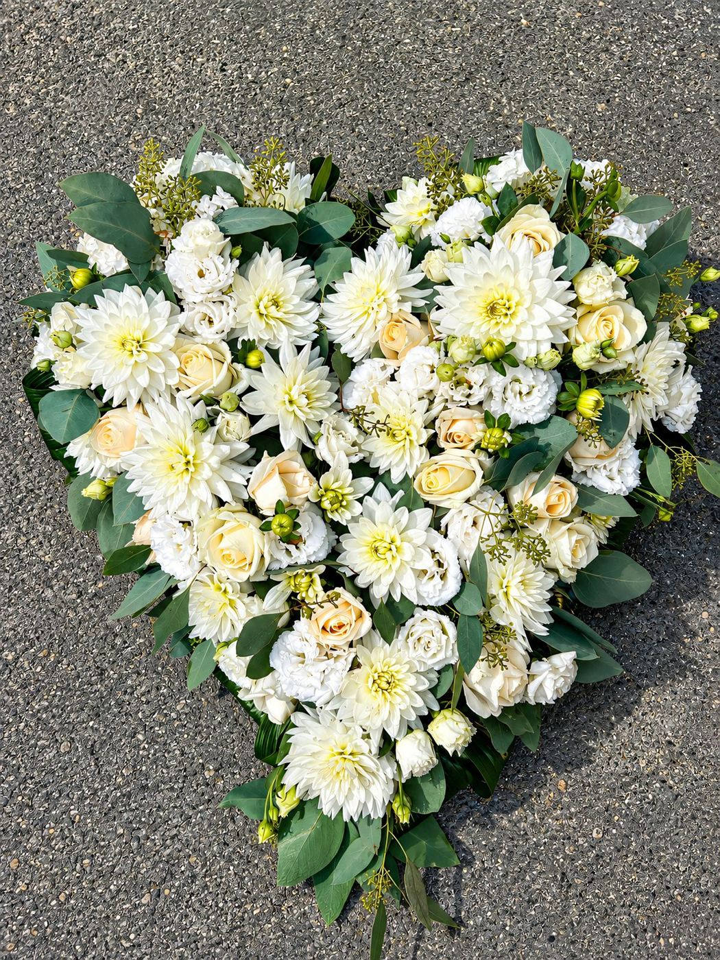 Coussin en cœur blanc pur, chrysanthèmes, roses crème et eucalyptus