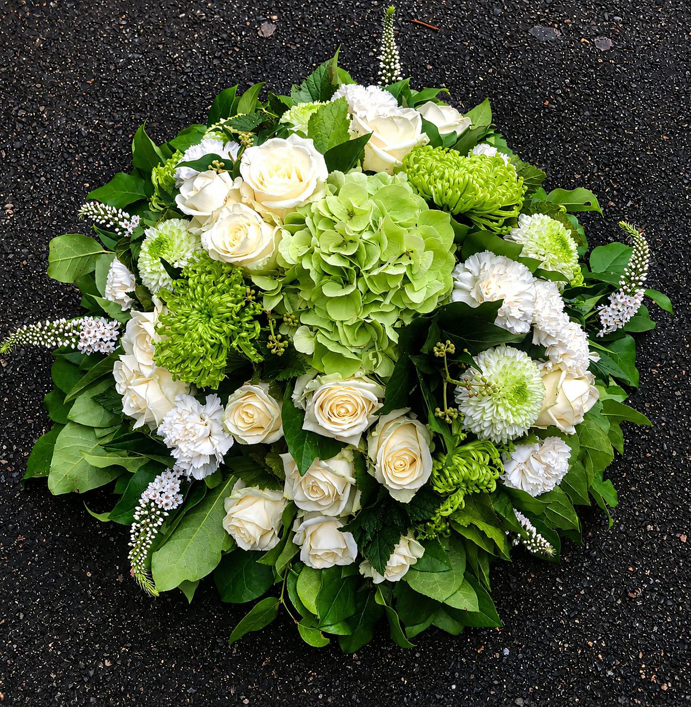 Bouquet rond blanc et vert, roses blanches, hortensia vert et chrysanthèmes