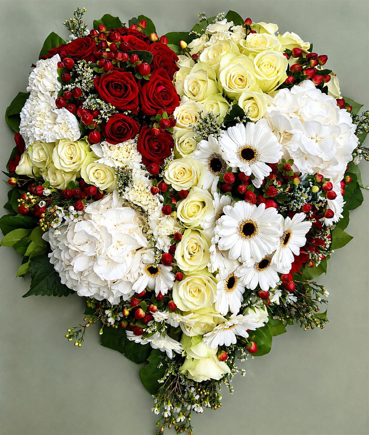 Composition avec ruban personnalisé, lys roses, pivoines et fleurs pastel
