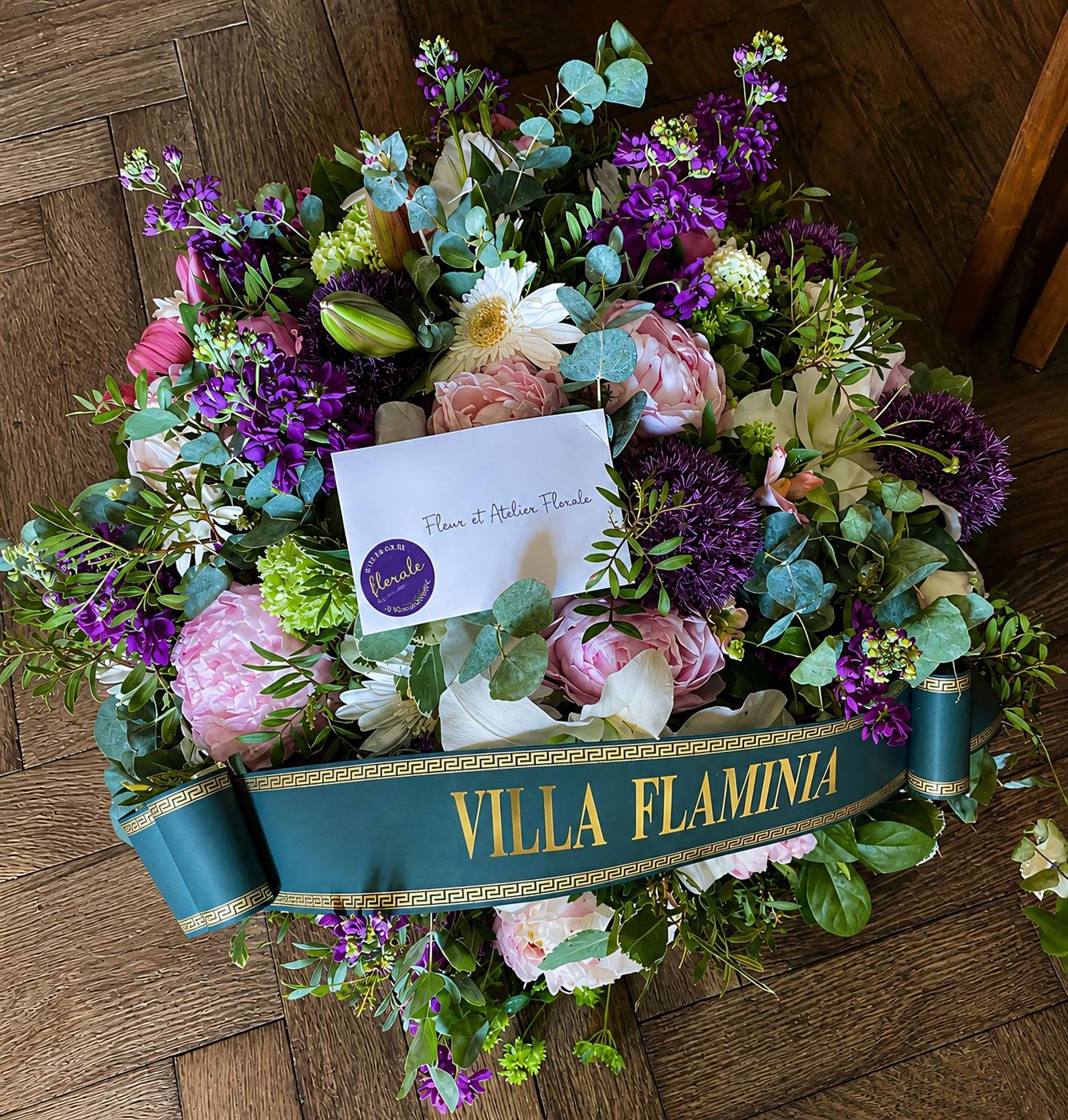 Raquette de fleurs obsèques, forme effilée et élégante pour cérémonie