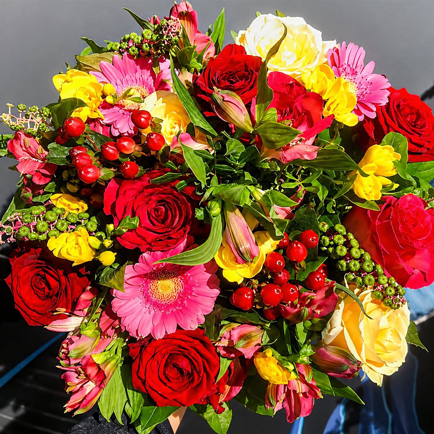 Bouquet coloré et généreux livré à Chelles, roses, fleurs variées, palette éclatante
