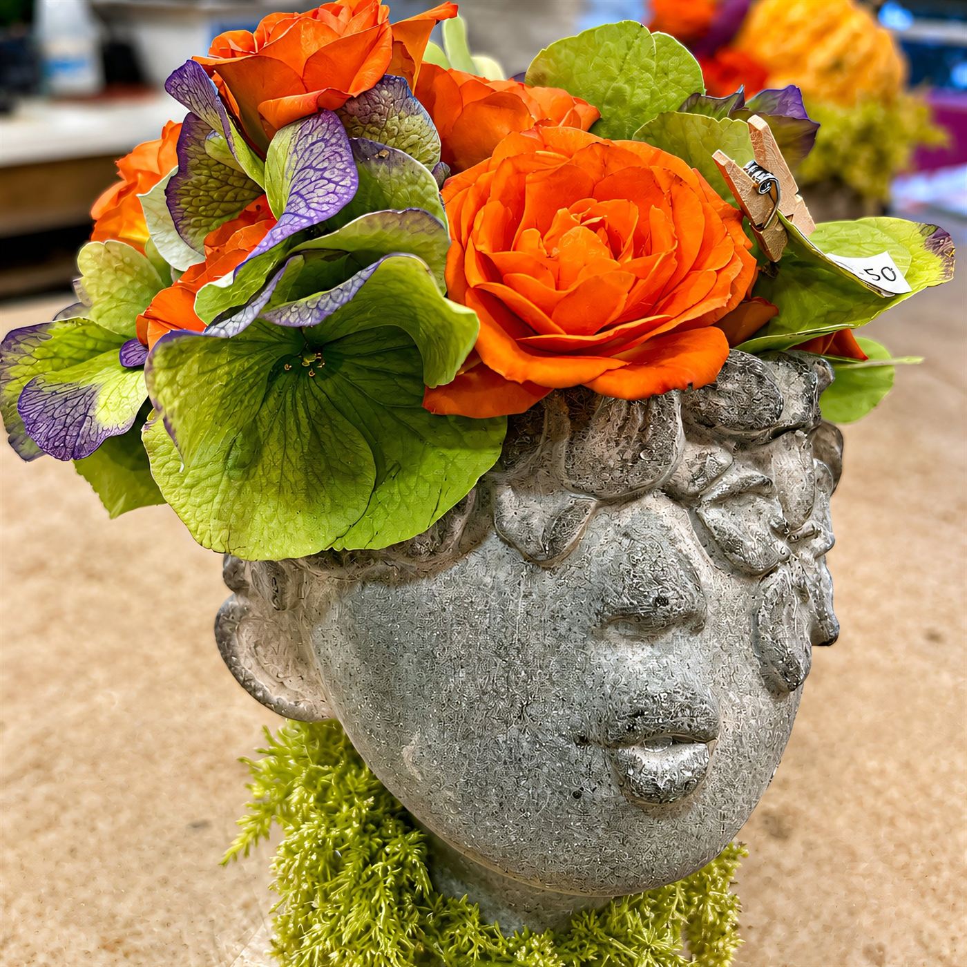 Roses orange dans un vase visage livré à Chelles, roses orangées, création originale