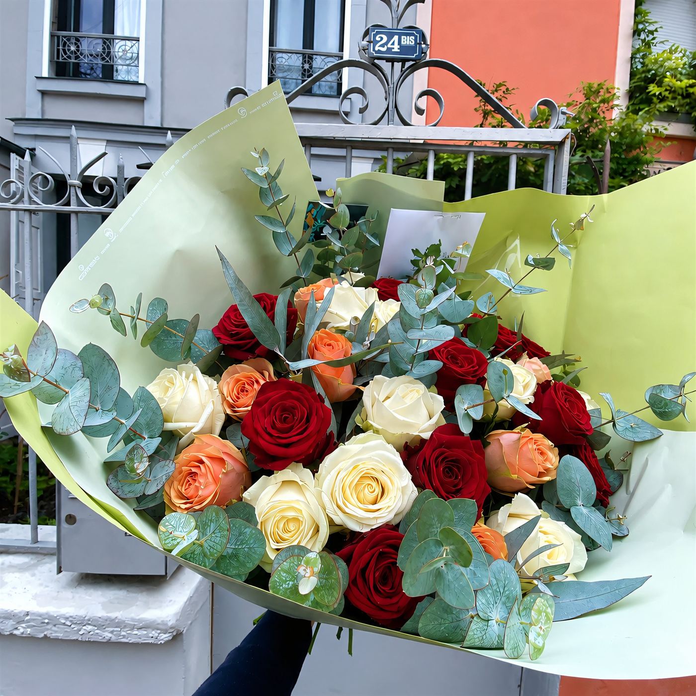 Bouquet coloré et vitaminé livré à Chelles, roses, fleurs vives, bonne humeur garantie
