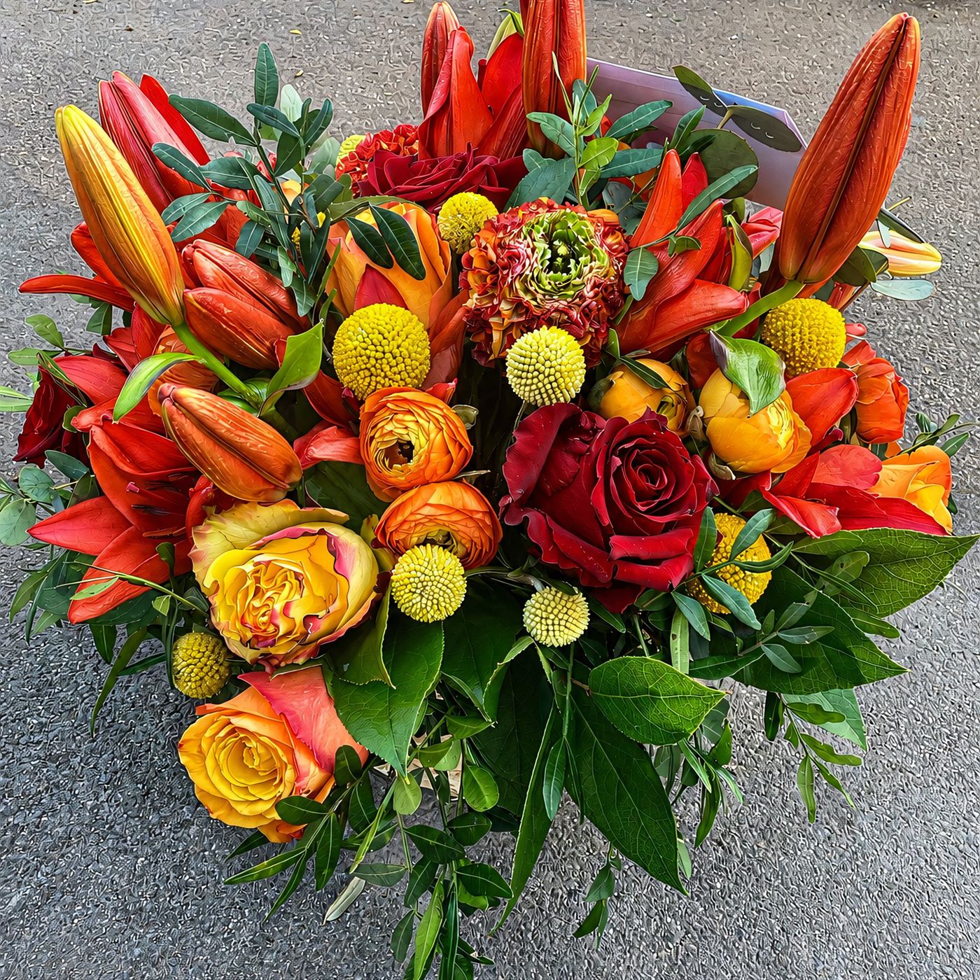 Bouquet de tulipes vives livré à Courtry, tulipes orange, rouges, jaunes, feuillage