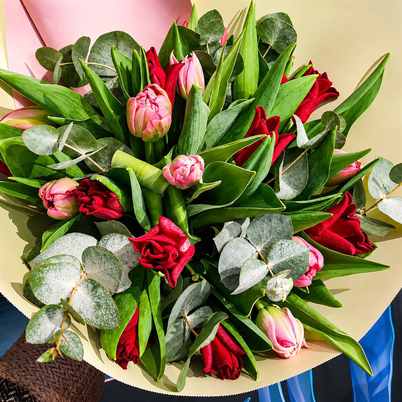 Bouquet printanier de tulipes livré à Courtry, tulipes rouges, roses, verdure fraîche