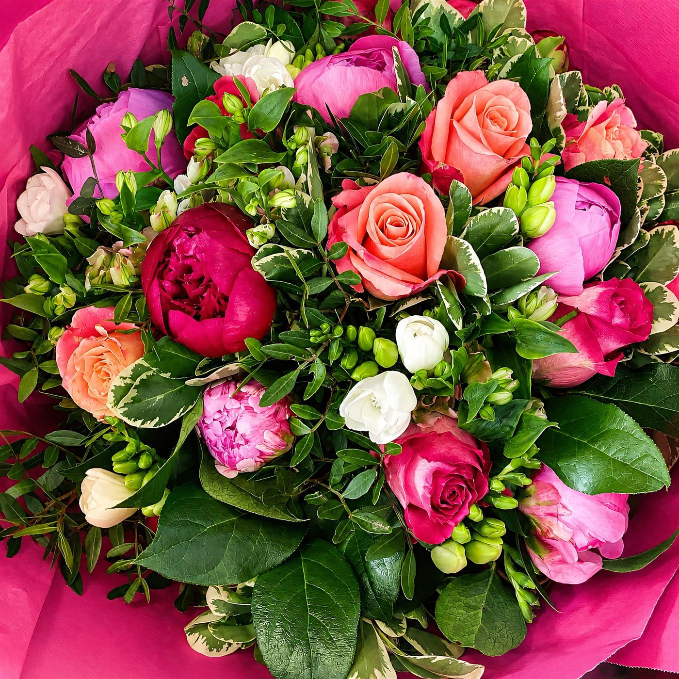 Bouquet multicolore livré à Courtry, roses, fleurs variées, explosion de couleurs