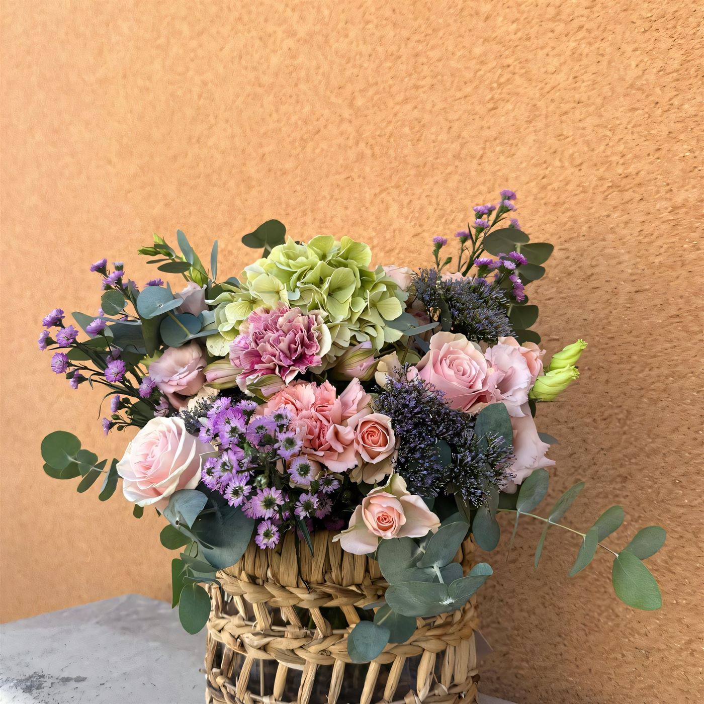 Panier fleuri pastel livré à Gournay-sur-Marne, roses, mauve, camaïeu tendre
