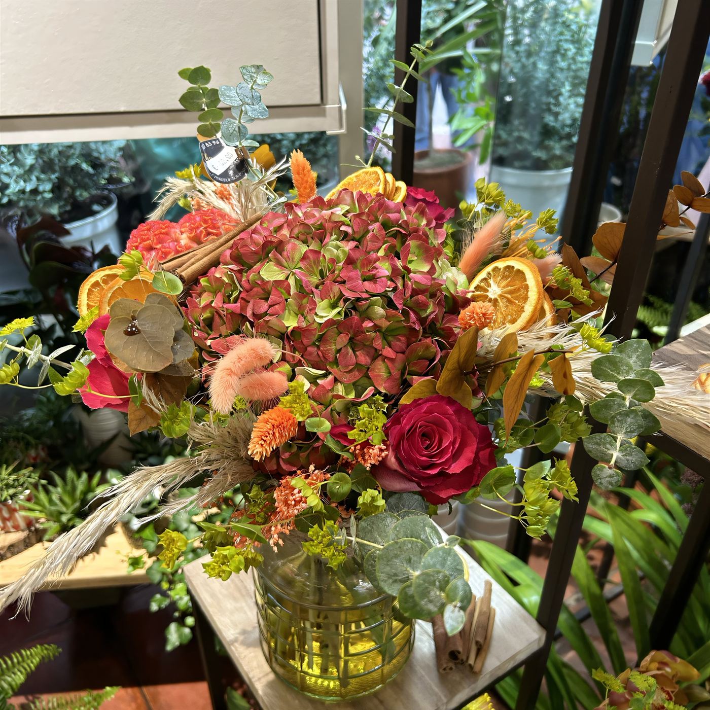 Grande composition corail livrée à Gournay-sur-Marne, hortensia, roses, tons chauds d’automne