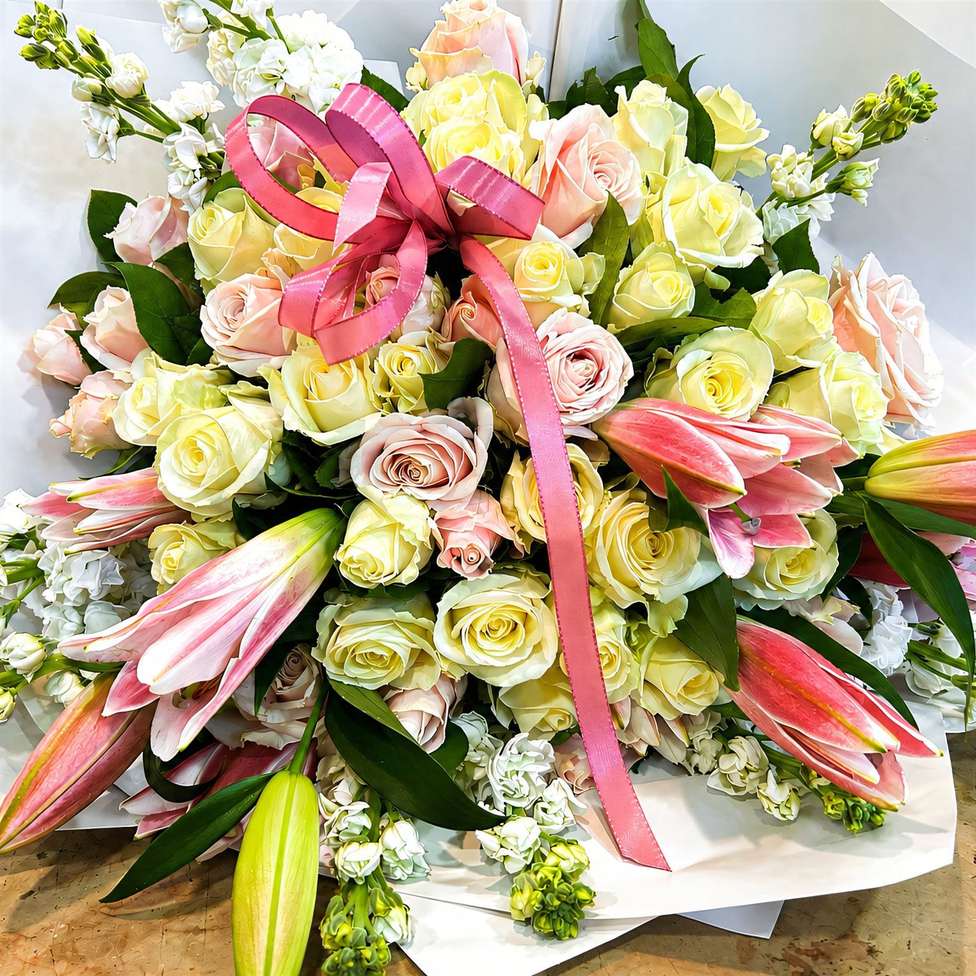 Large bouquet pastel livré à Gournay-sur-Marne, roses, pêche, blanc, feuillage frais