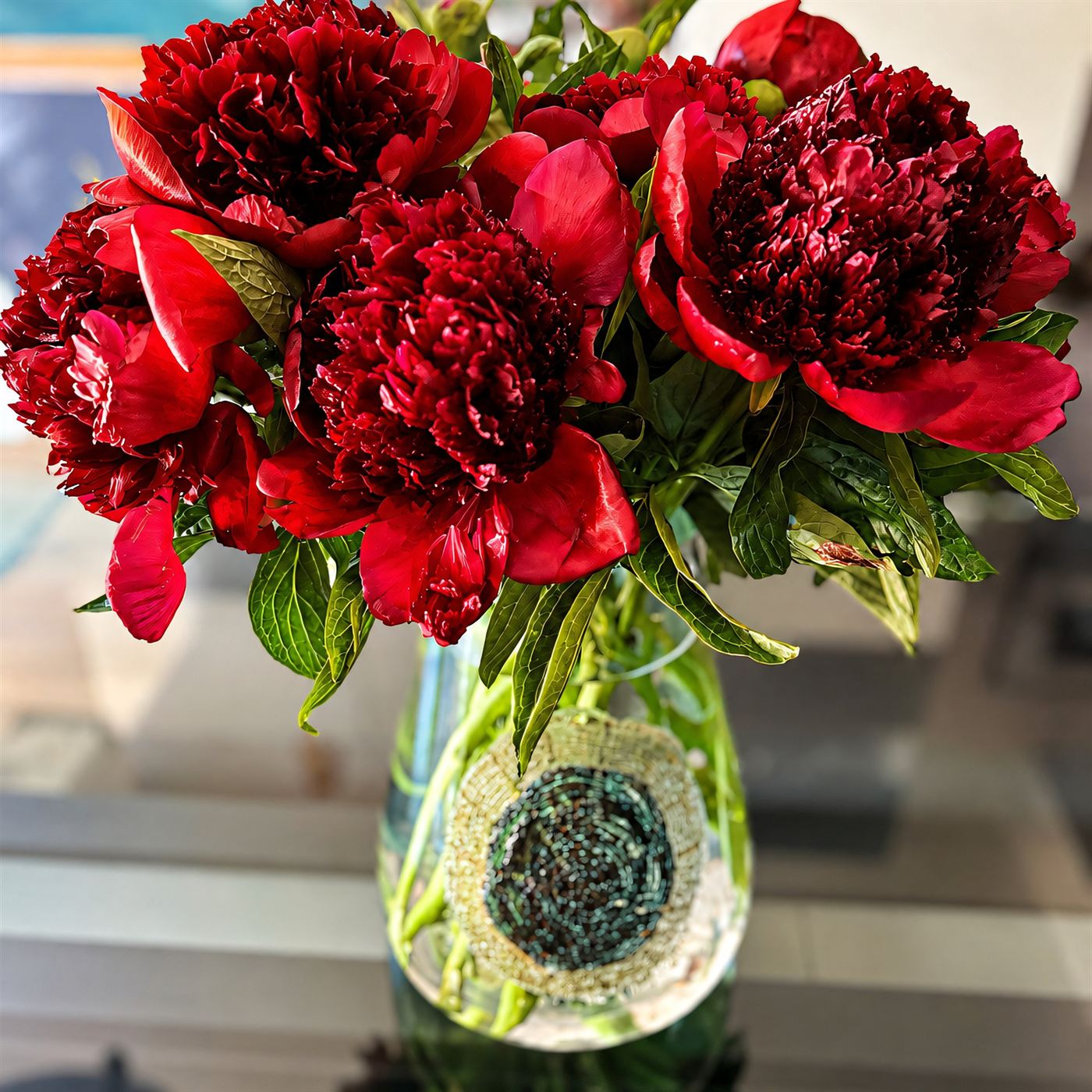 Pivoines rouges en vase livrées à Gournay-sur-Marne, pivoines, verre, rouge profond