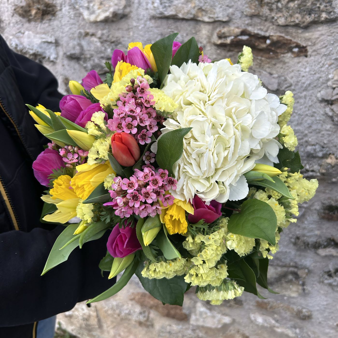 Bouquet d’hortensia blanc livré à Gournay-sur-Marne, hortensia, statice violet, touches jaunes